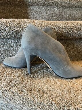 Halogen Gray Suede Stiletto Ankle Pumps size 6.5 M EUC heel studs design
